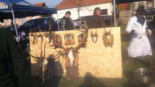 Panoplia clubului din Bozovici fala si mandria lor alaturi de caldarea cu popricas pregatita pentru oaspeti